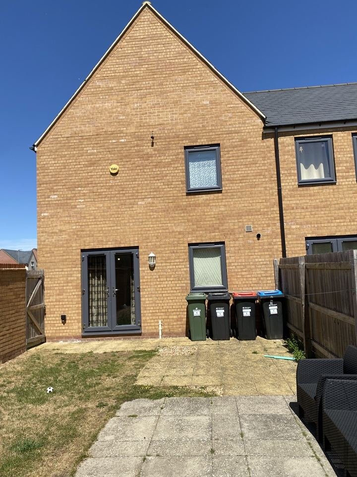 2 Bed Semi-Detached House, Pathia Close, MK10