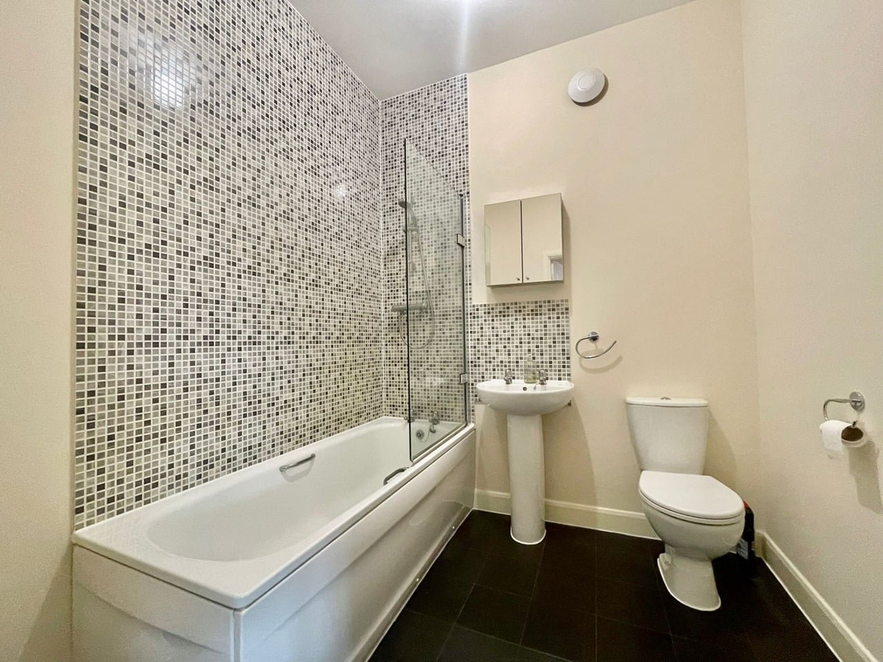 3 Bed Semi-Detached House, Carradine Crescent, MK4