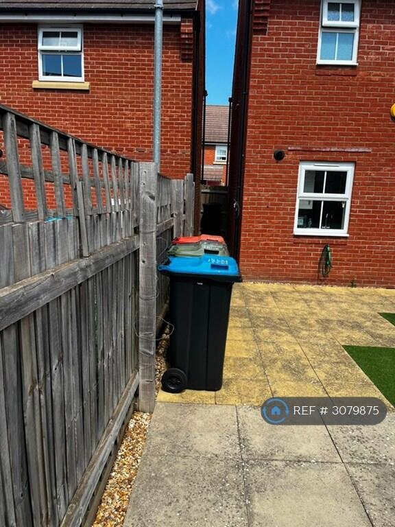 3 bedroom semi-detached house for rent in Shaw Savill Way, Milton Keynes, MK10