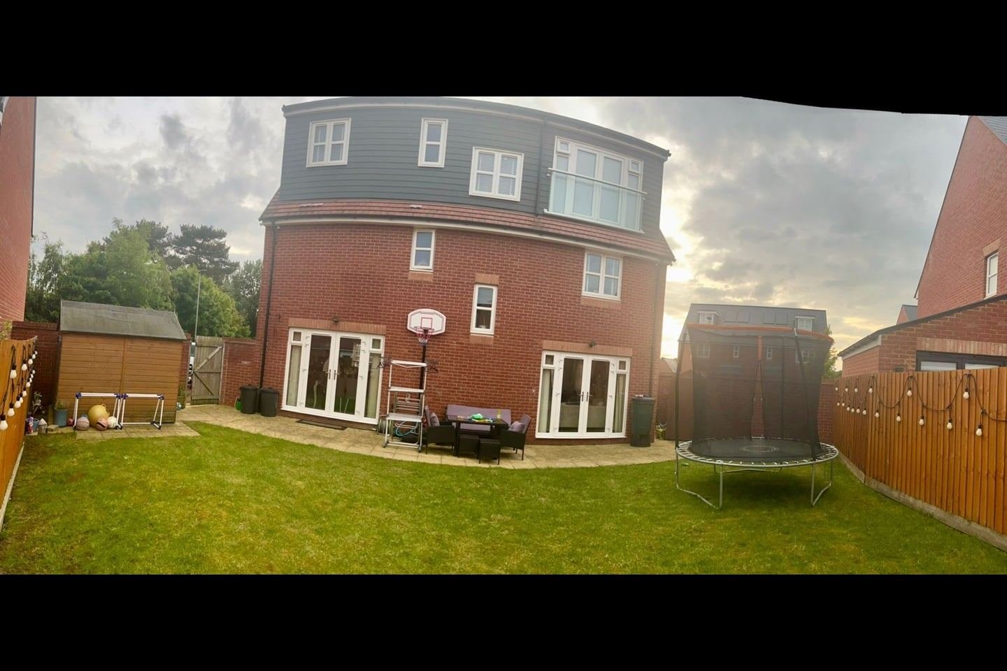 5 Bed Detached House, Ivernia Avenue, MK10