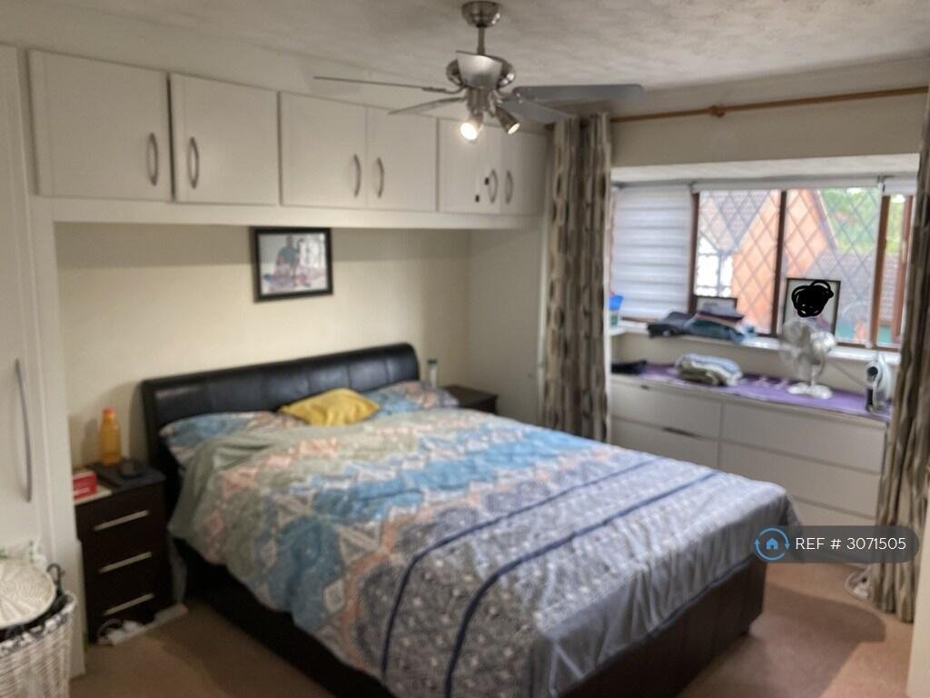 5 bedroom detached house for rent in Paxton Crescent, Shenley Lodge, Milton Keynes, MK5