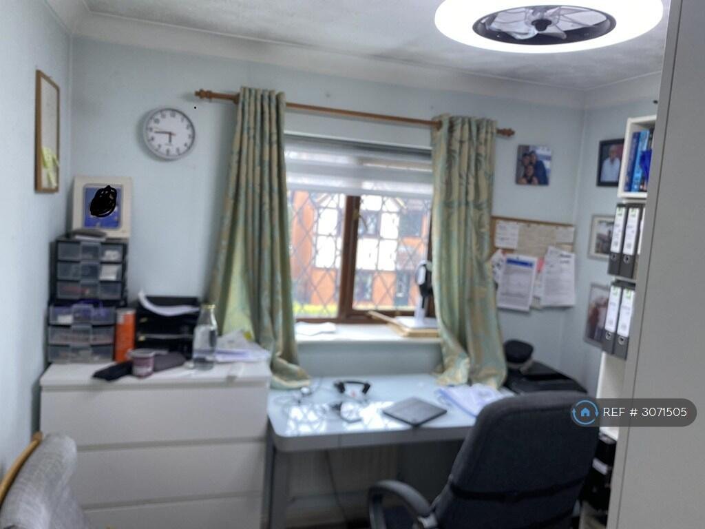 5 bedroom detached house for rent in Paxton Crescent, Shenley Lodge, Milton Keynes, MK5
