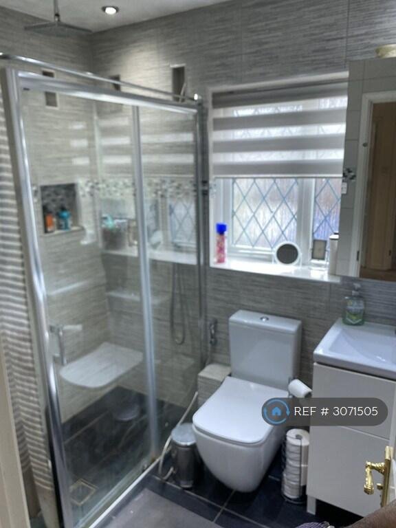 5 bedroom detached house for rent in Paxton Crescent, Shenley Lodge, Milton Keynes, MK5