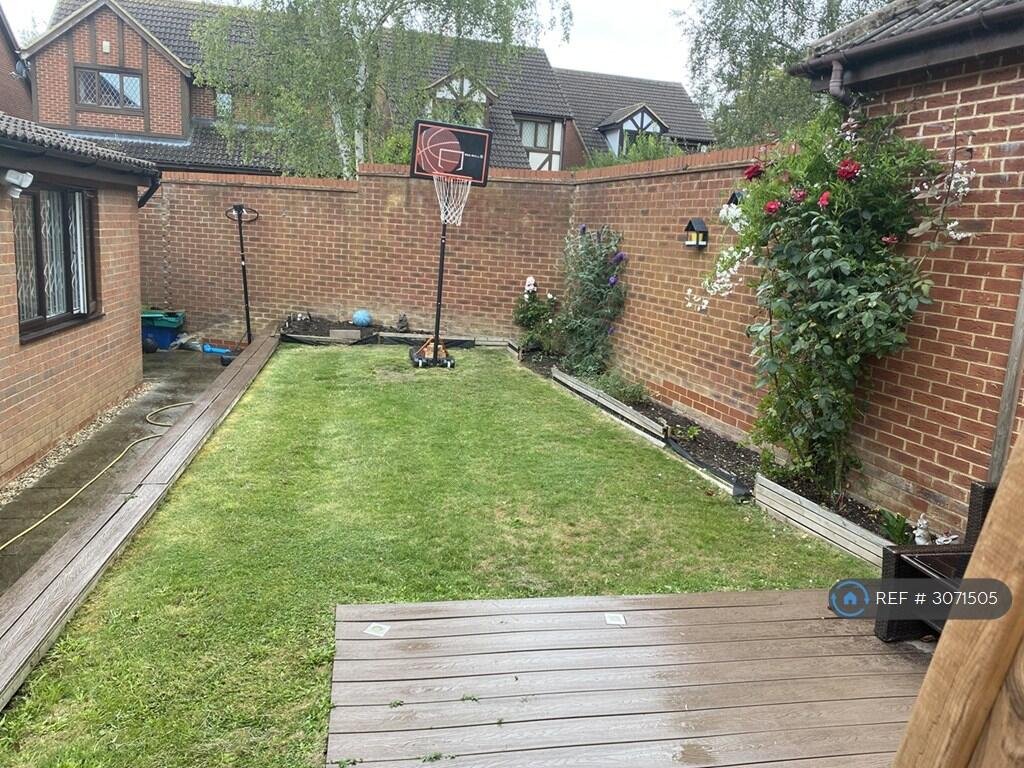 5 bedroom detached house for rent in Paxton Crescent, Shenley Lodge, Milton Keynes, MK5