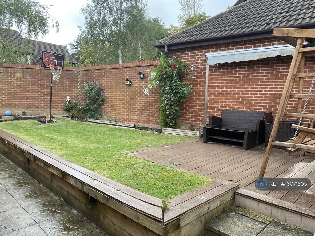 5 bedroom detached house for rent in Paxton Crescent, Shenley Lodge, Milton Keynes, MK5
