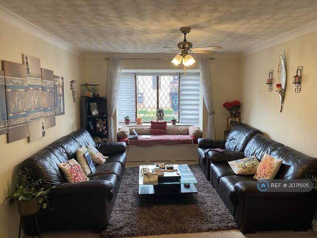 5 bedroom detached house for rent in Paxton Crescent, Shenley Lodge, Milton Keynes, MK5