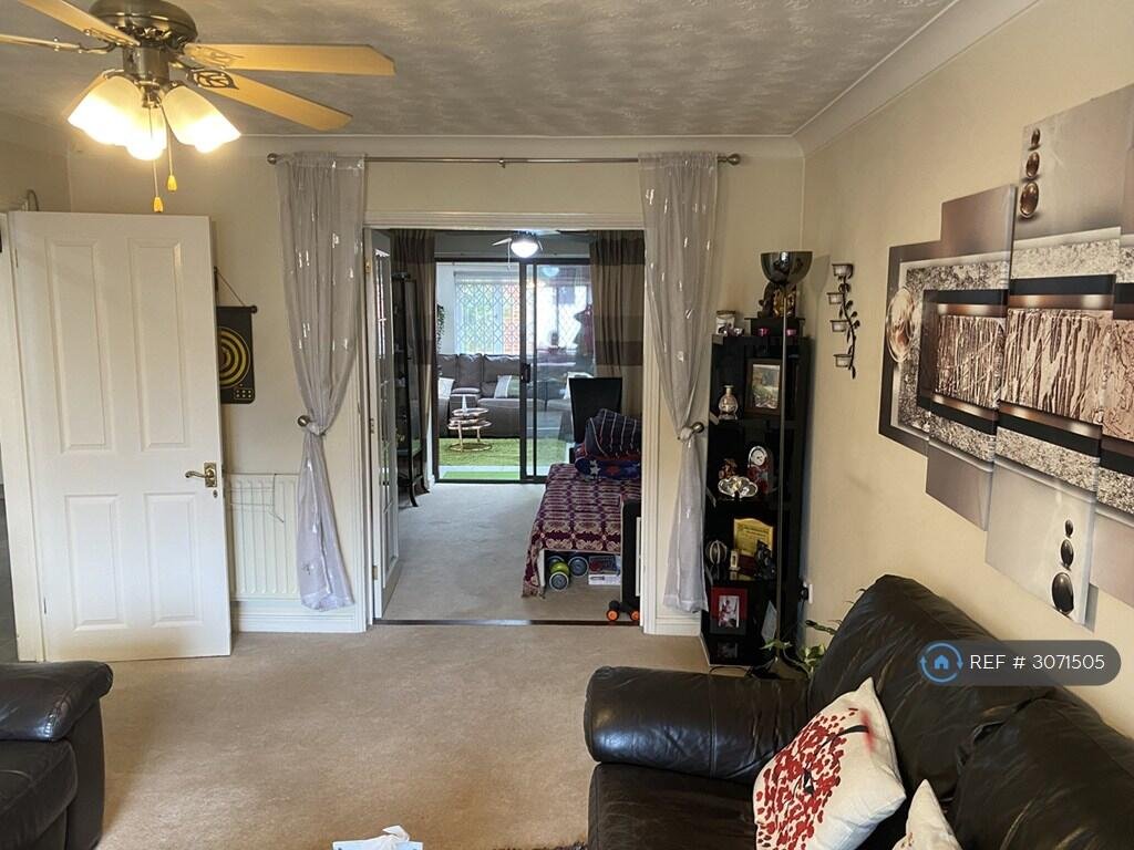 5 bedroom detached house for rent in Paxton Crescent, Shenley Lodge, Milton Keynes, MK5
